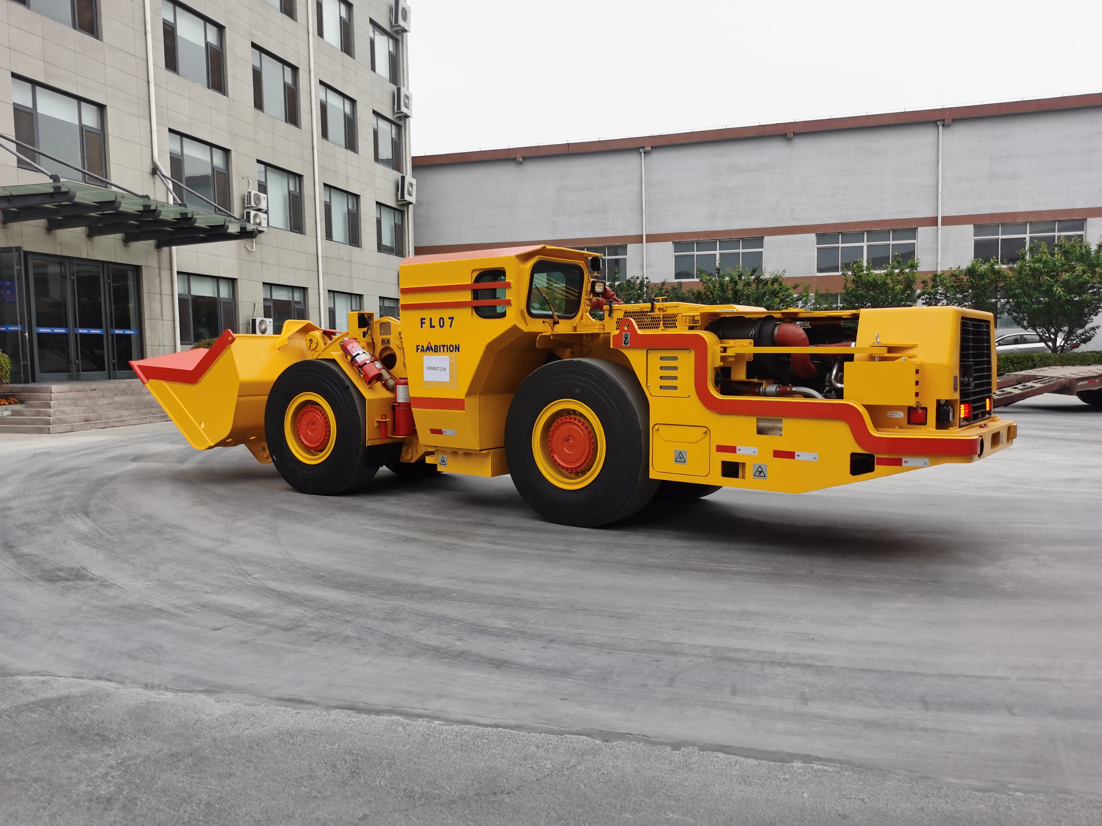 Какова цель подземного погрузчика с лебедкой?