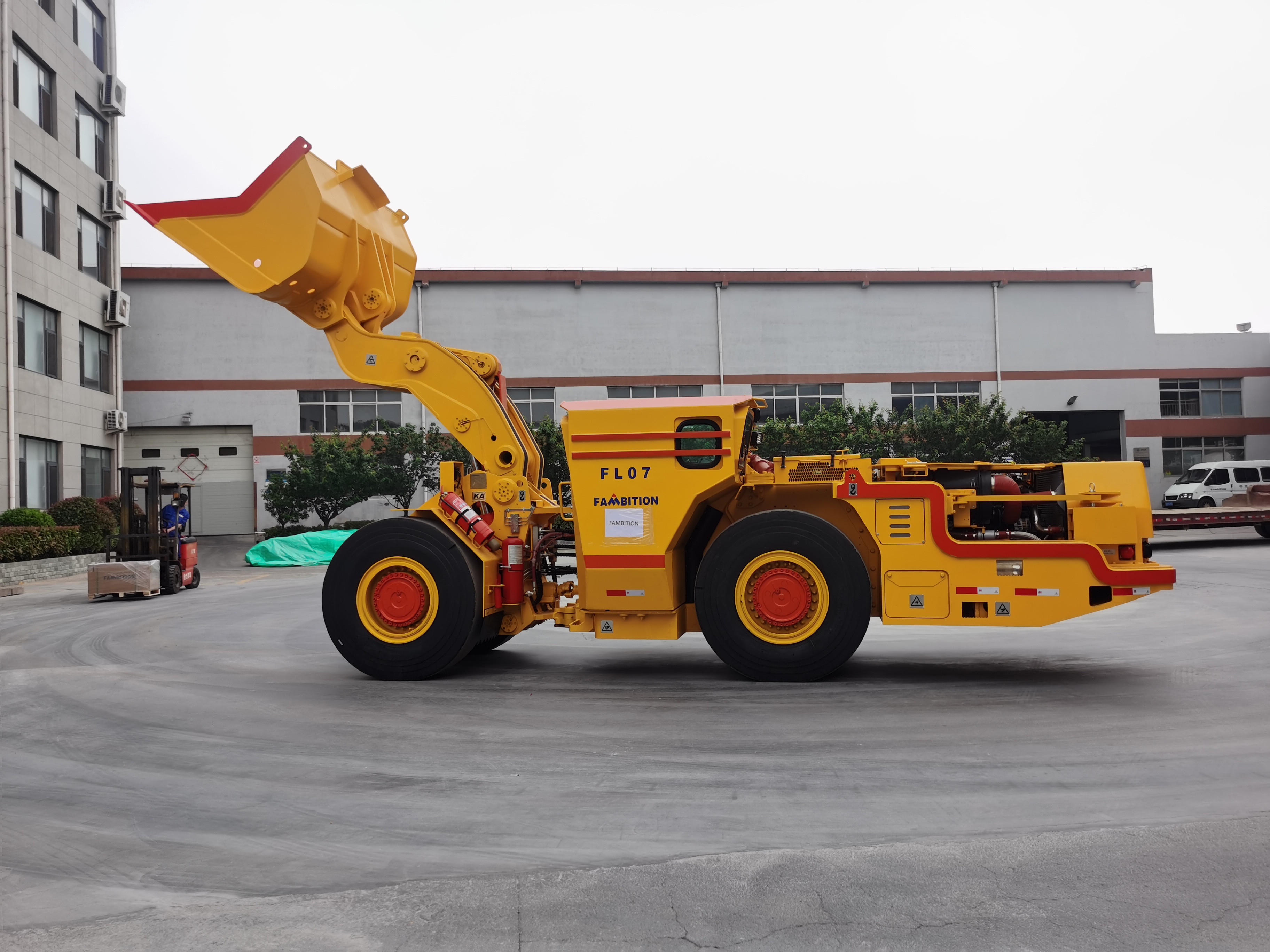 Погрузчики Fambition с левым рулем: FL25E против FL07B